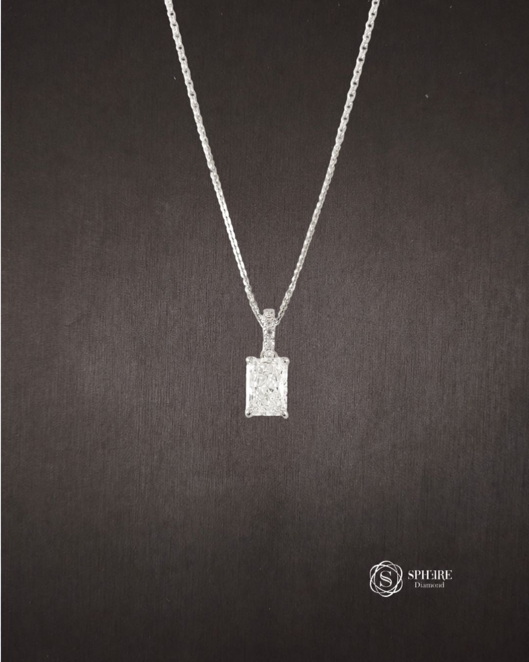 Round cut Diamond Pendant Necklace