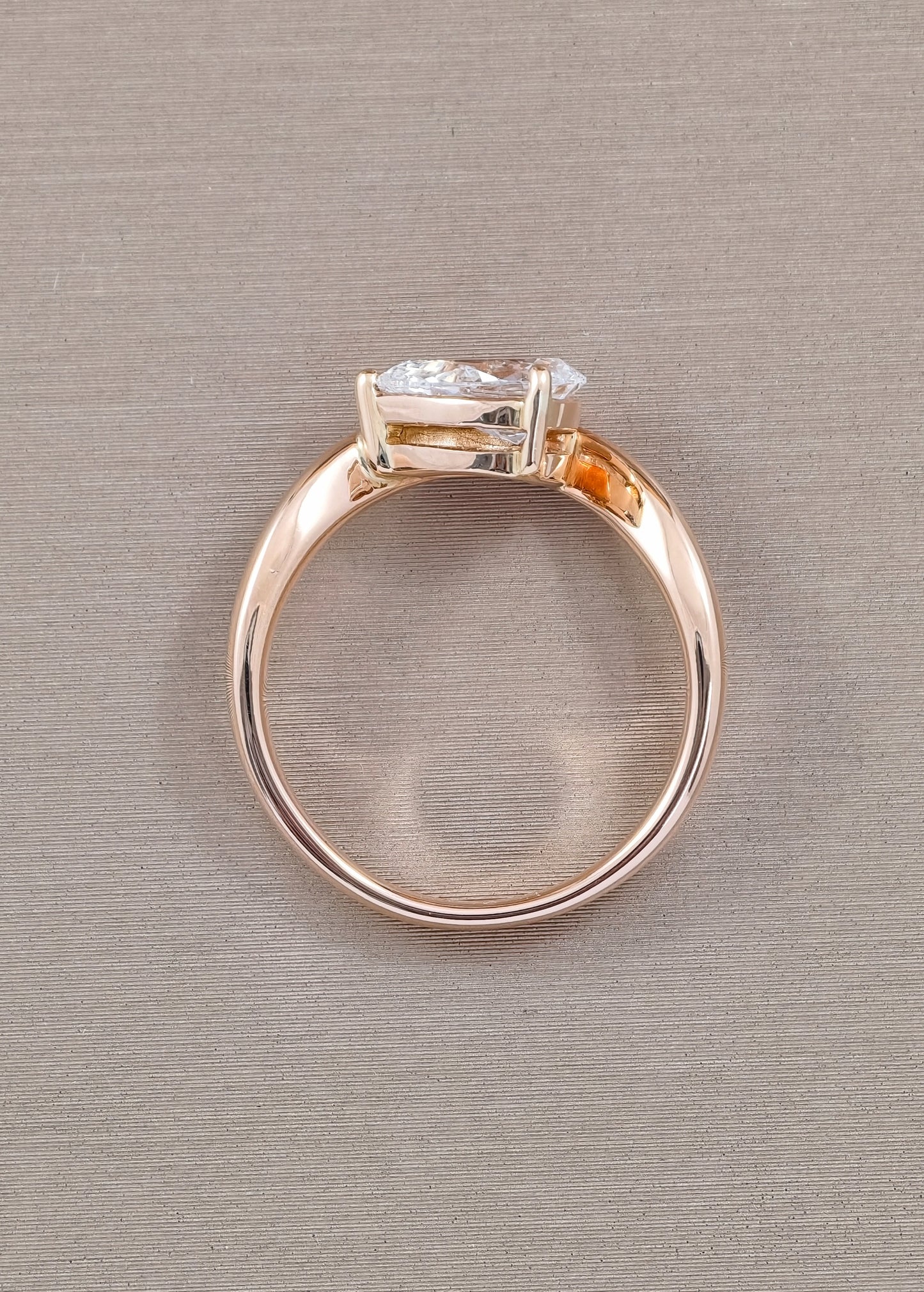 แหวนหมั้นเพชรทรงหยดน้ำ Pink Gold มุมด้านหลัง Sphere Diamond Bangkok