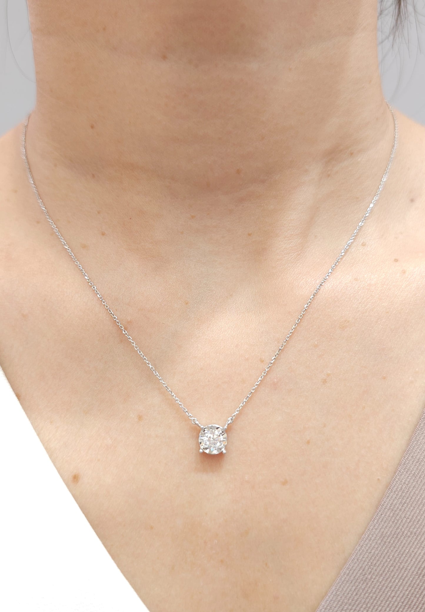 Round cut Diamond Pendant Necklace