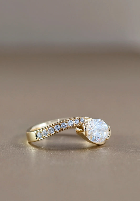 แหวนหมั้นเพชรแลปทรง Oval ดีไซน์ Curve Half Pavé รุ่น Aurora พร้อมใบรับรอง IGI