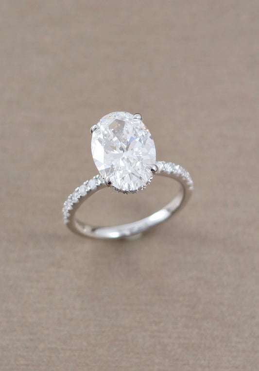 แหวนหมั้นเพชรแลปทรง Oval Signature Eiffel Love