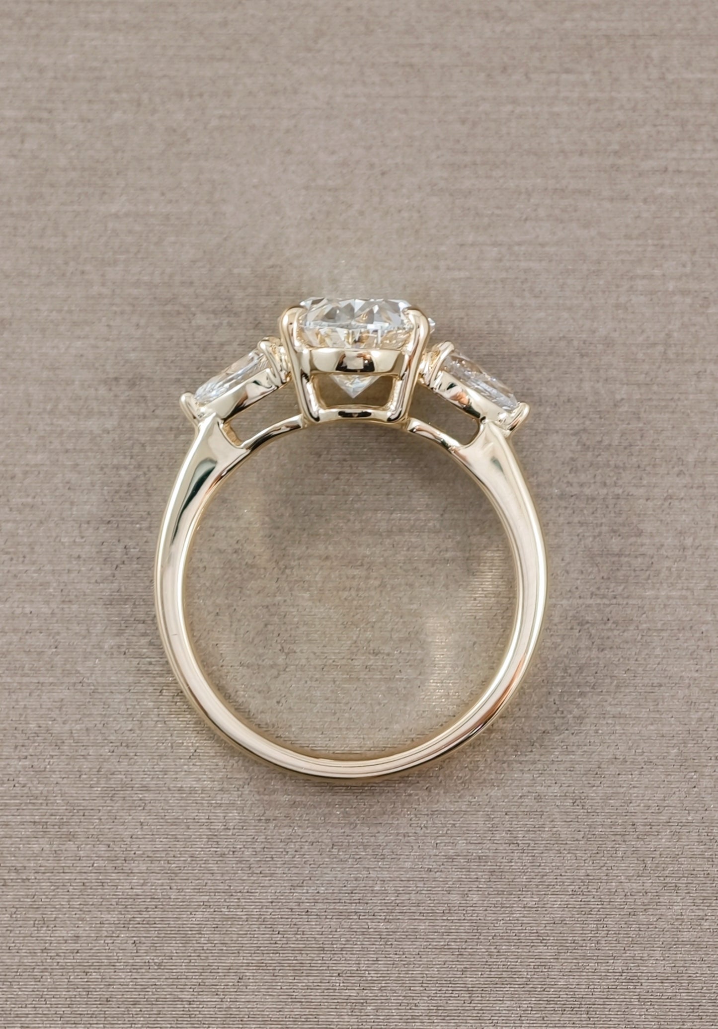 แหวนเพชรแลปทรงรี 3 เม็ด (Three Stone Oval) | Lab Grown Diamond พร้อมใบรับรอง IGI