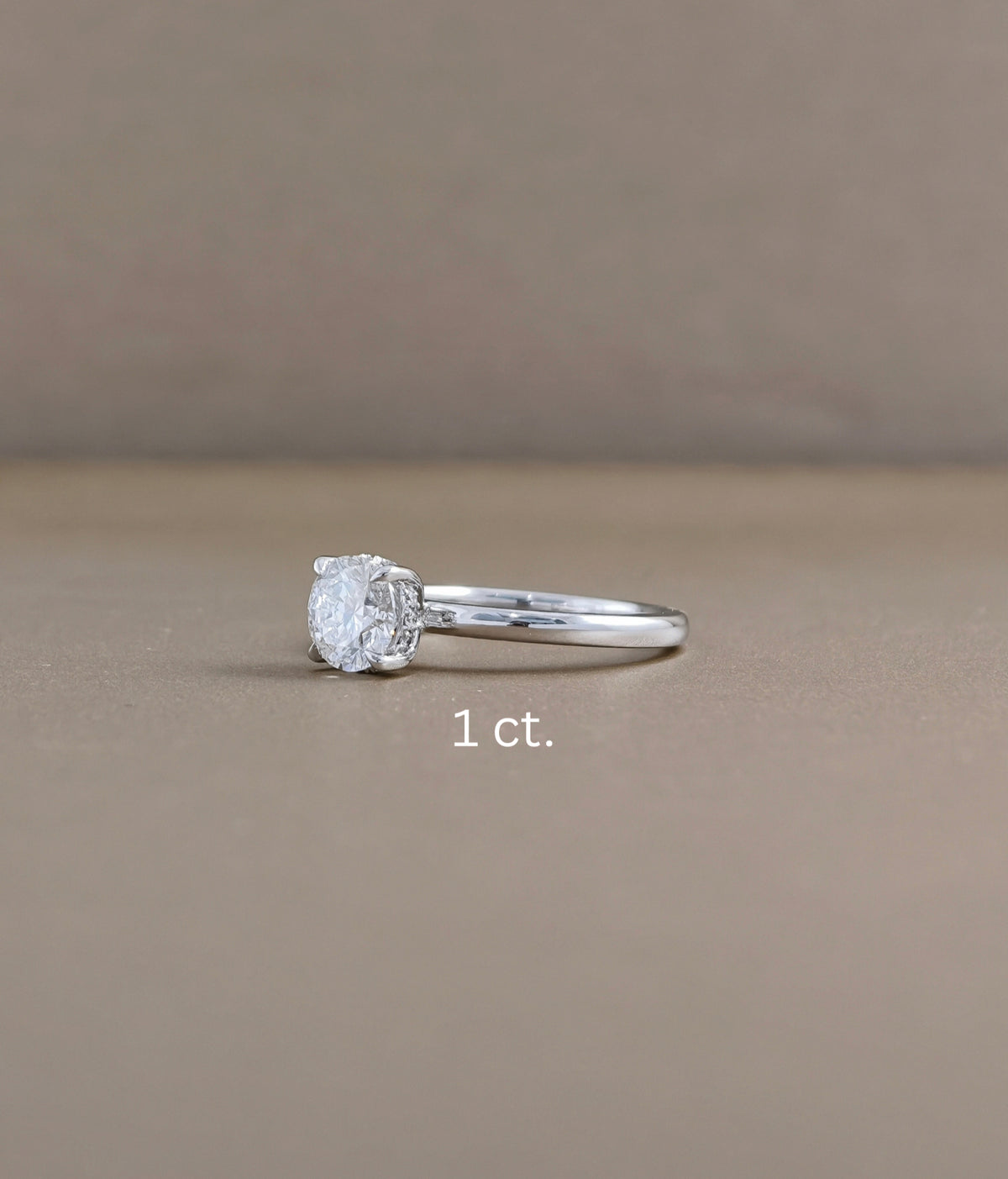 แหวนหมั้นเพชรแล็บทรงกลม ก้านเรียบ พร้อมใบรับรอง IGI