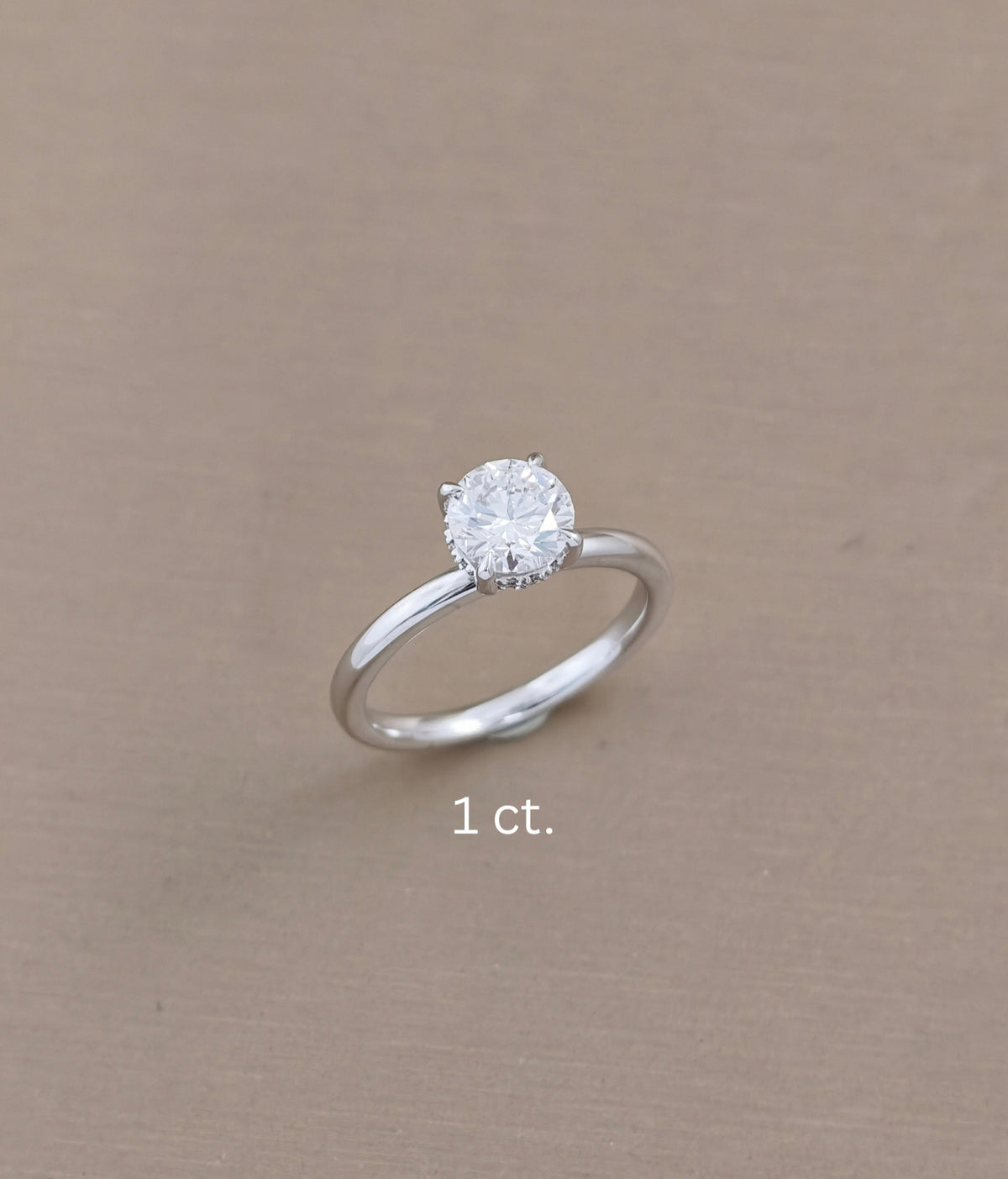 แหวนหมั้นเพชรแล็บทรงกลม ก้านเรียบ พร้อมใบรับรอง IGI