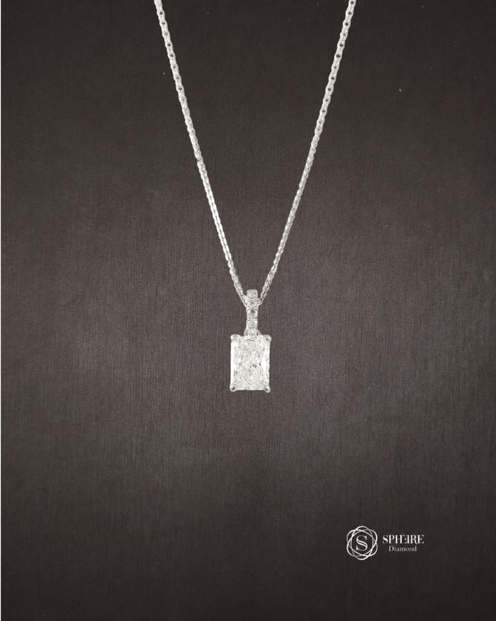 Round cut Diamond Pendant Necklace