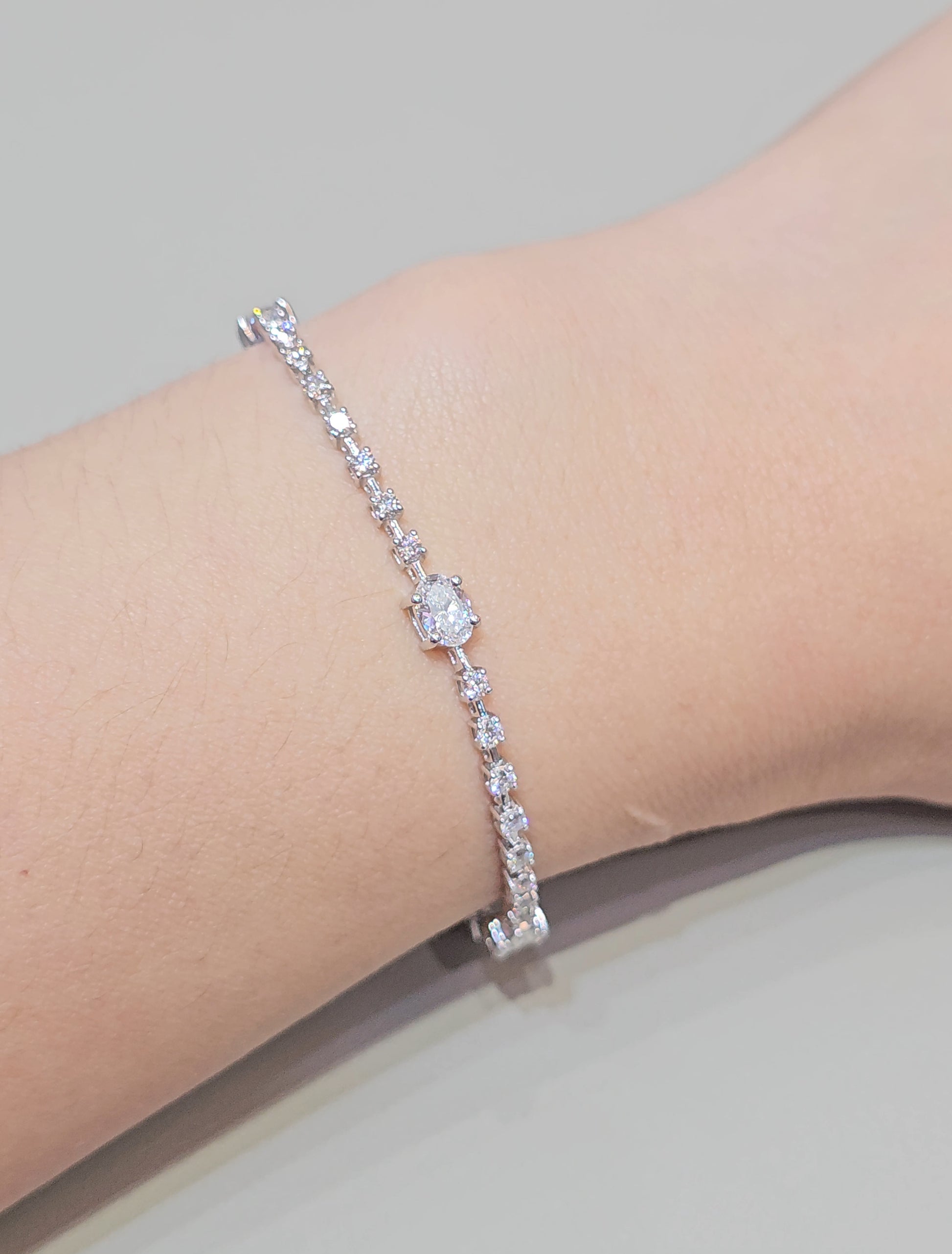 Étoile Oval and Round Lab Grown Diamond Tennis Bracelet on wrist