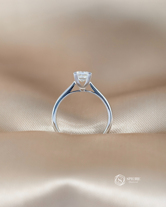 Linear Glow – Emerald Solitaire in Modern Setting