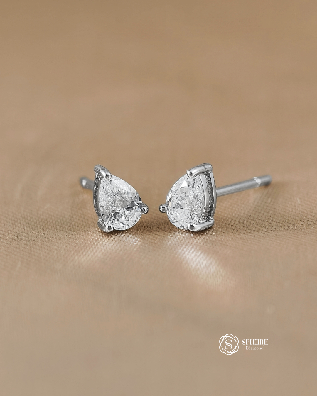 Pear Diamond stud earring