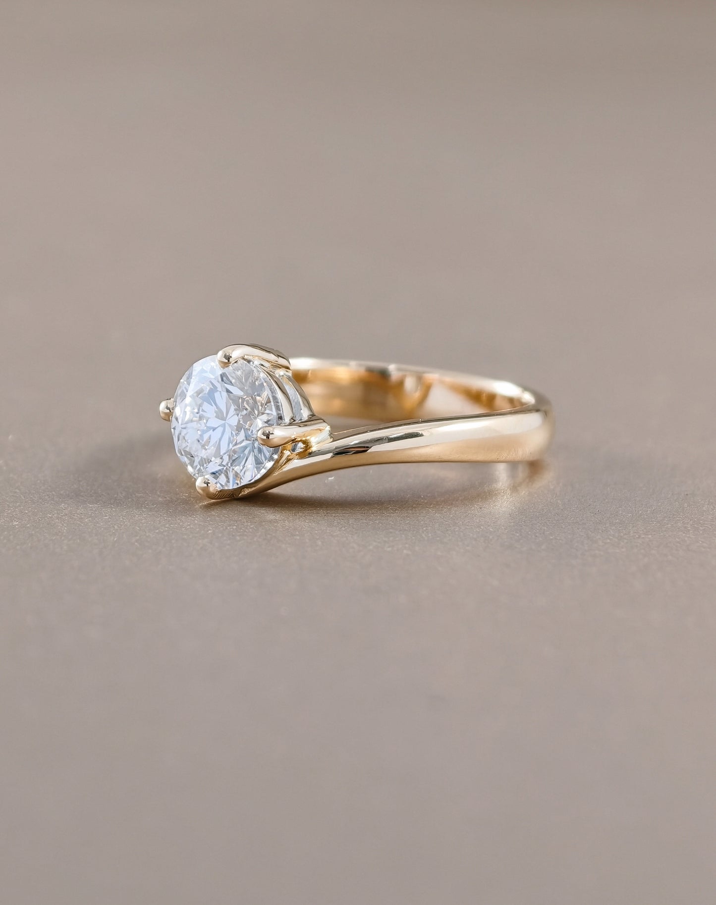 A yellow gold  ring with a round brilliant-cut diamond