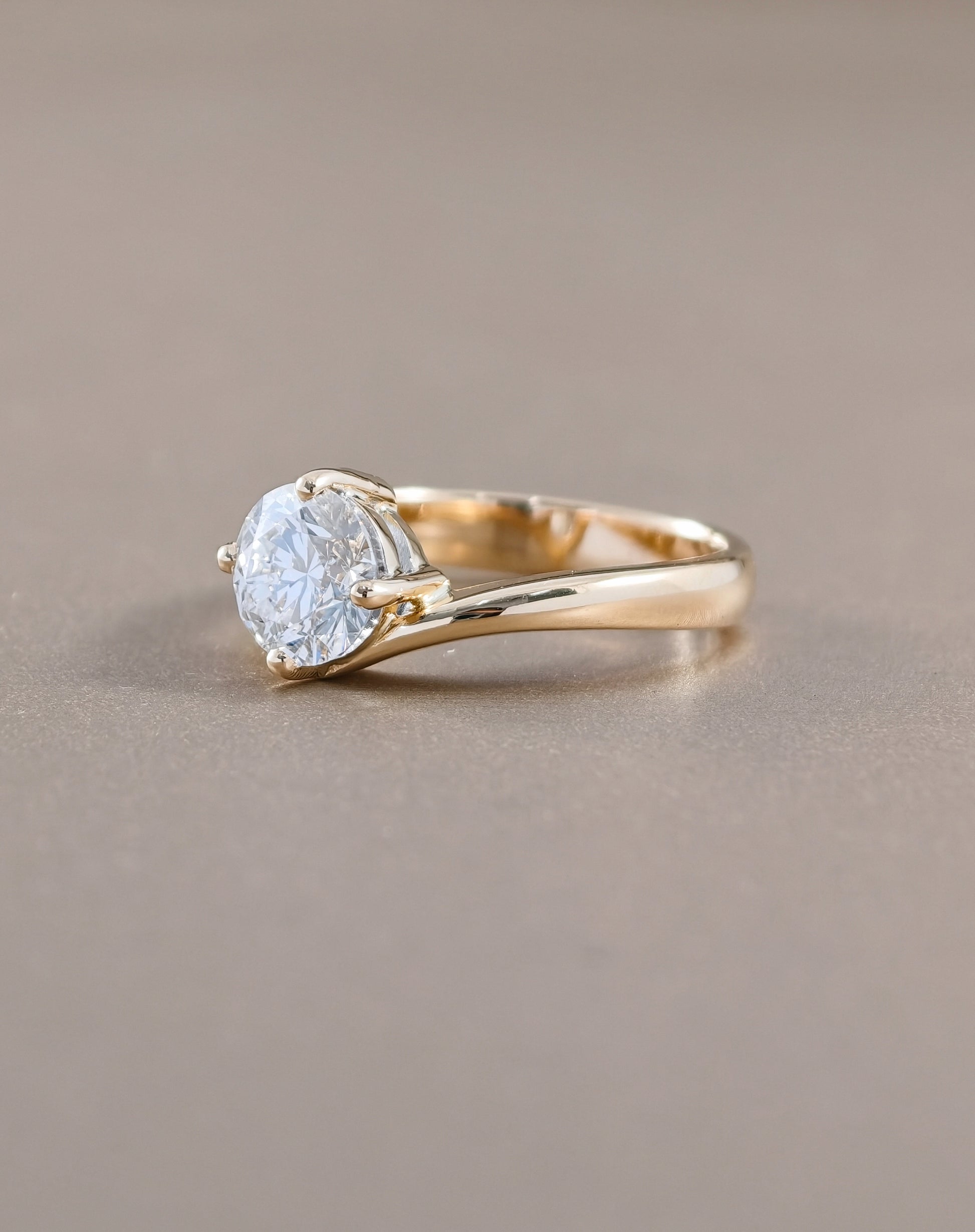 A yellow gold  ring with a round brilliant-cut diamond