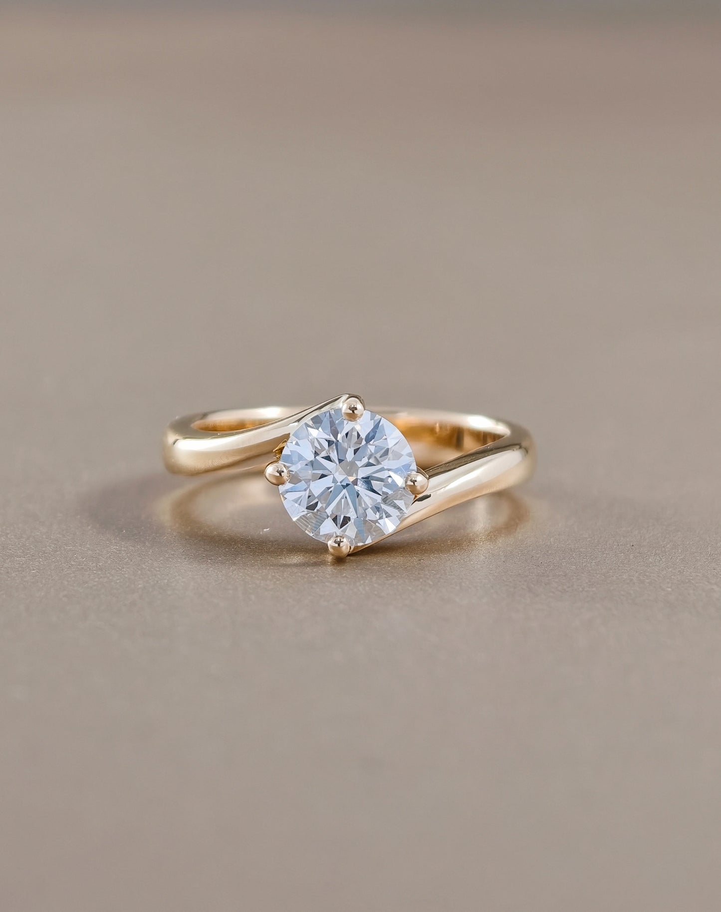 Liora แหวนหมั้นเพชรแล็บ Round Brilliant Yellow Gold ดีไซน์ Split-Shank Sphere Diamond กรุงเทพ