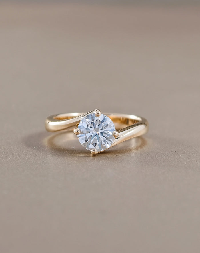 แหวนหมั้นเพชรแล็บ Round Brilliant Yellow Gold ดีไซน์Twist Band Sphere Diamond กรุงเทพ