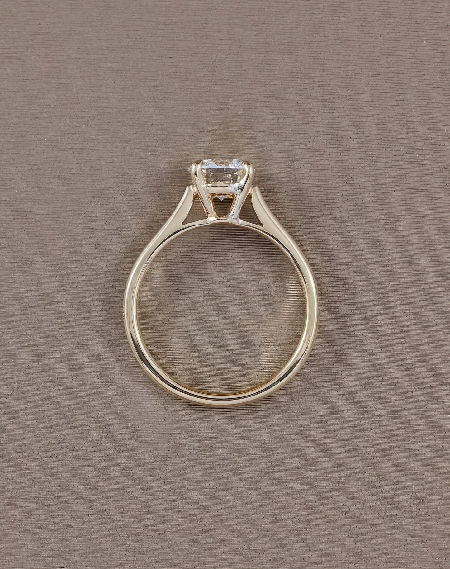 แหวนเพชรแล็บทรงกลม Yellow Gold ดีไซน์ Tapered Solitaire มุมด้านข้าง