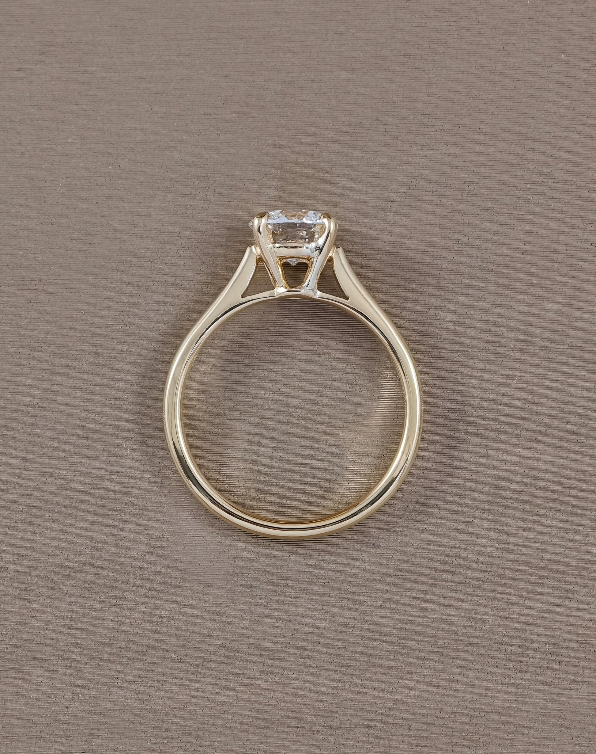 แหวนเพชรแล็บทรงกลม Yellow Gold ดีไซน์ Tapered Solitaire มุมด้านข้าง