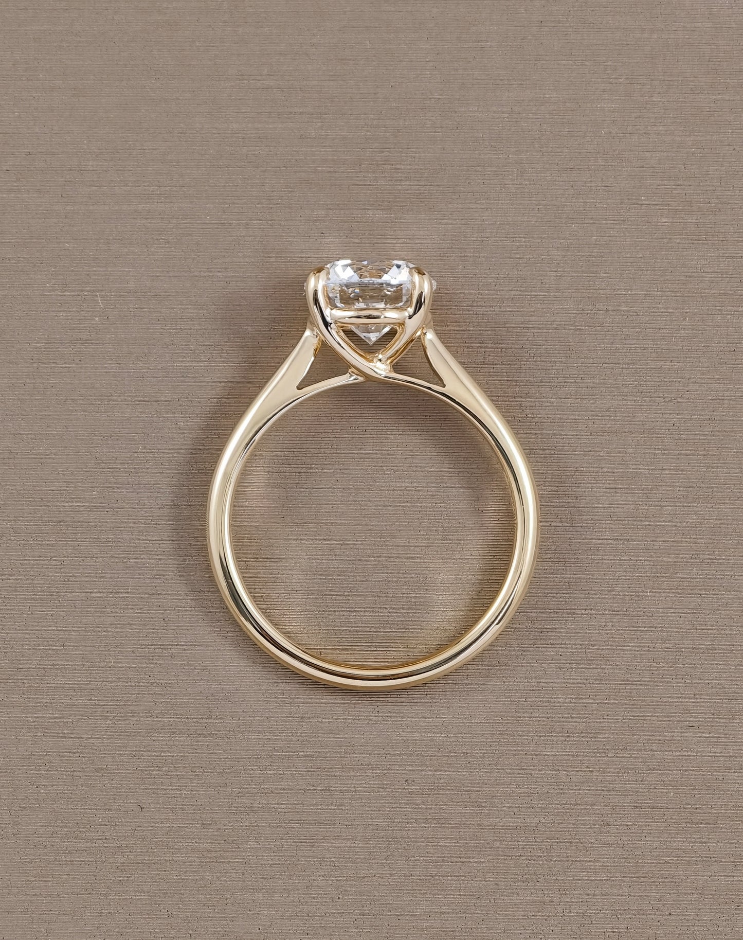 แหวนเพชรแล็บทรงกลม Yellow Gold ดีไซน์ Solitaire มุมด้านข้าง