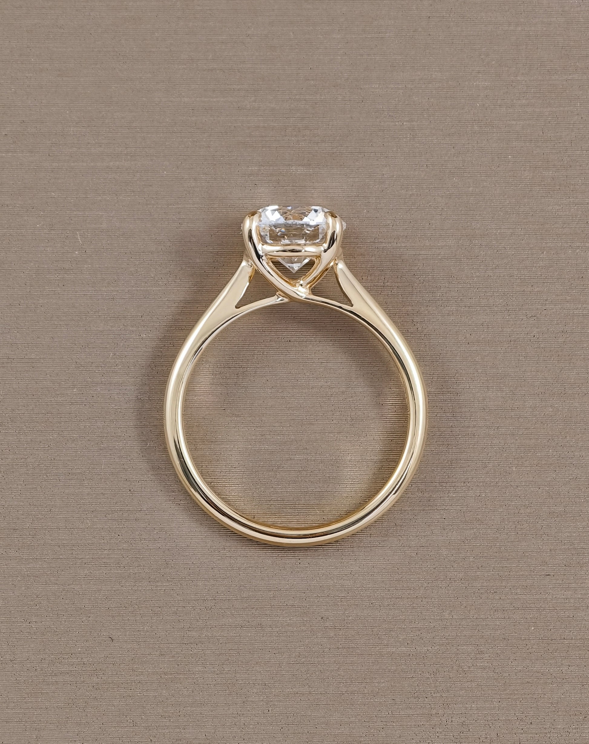 แหวนเพชรแล็บทรงกลม Yellow Gold ดีไซน์ Solitaire มุมด้านข้าง