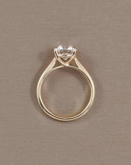 แหวนเพชรแล็บทรงกลม Yellow Gold ดีไซน์ Solitaire มุมด้านข้าง