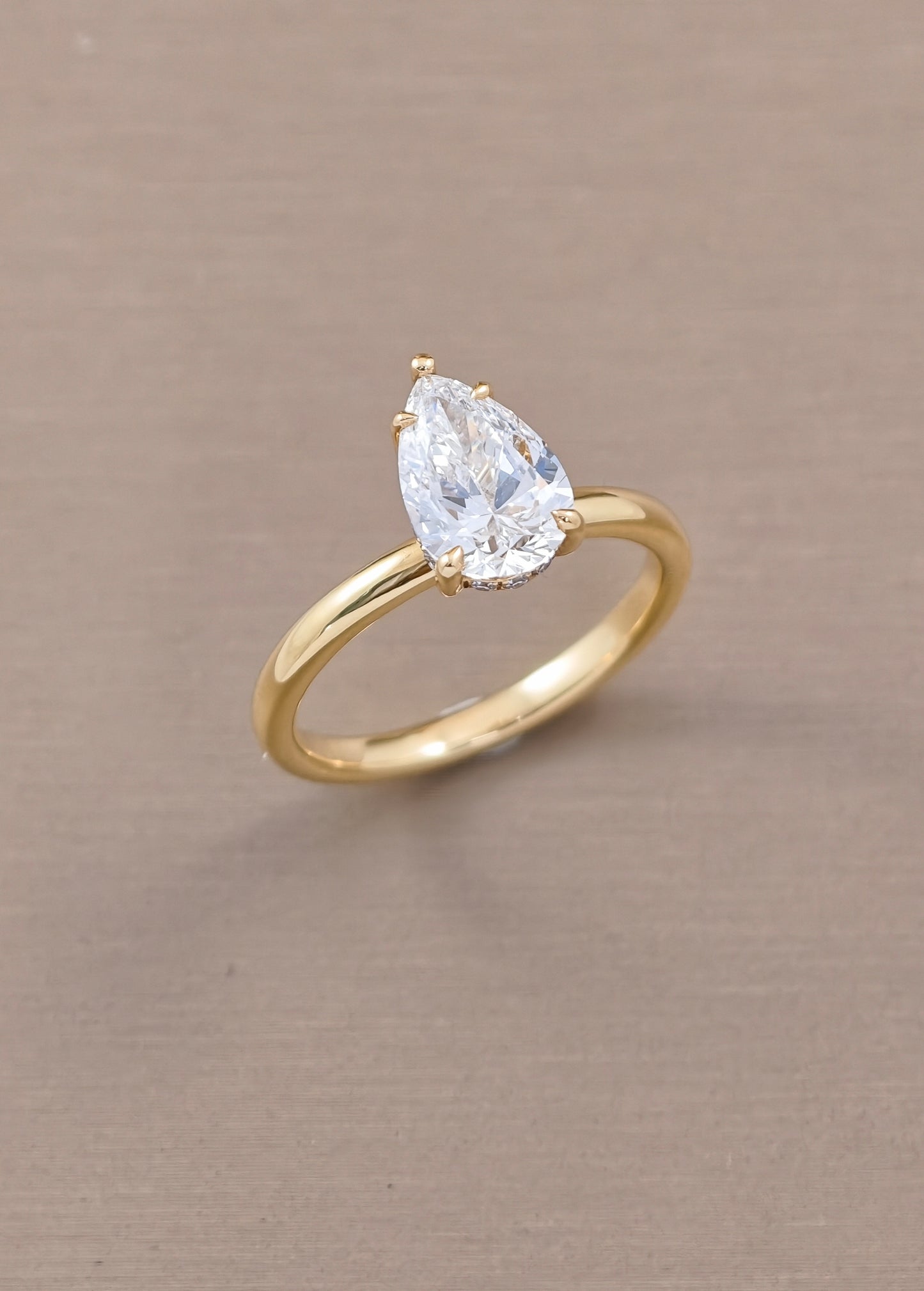 แหวนเพชร Pear Cut Lab Grown Diamond Yellow Gold มุมด้านข้าง