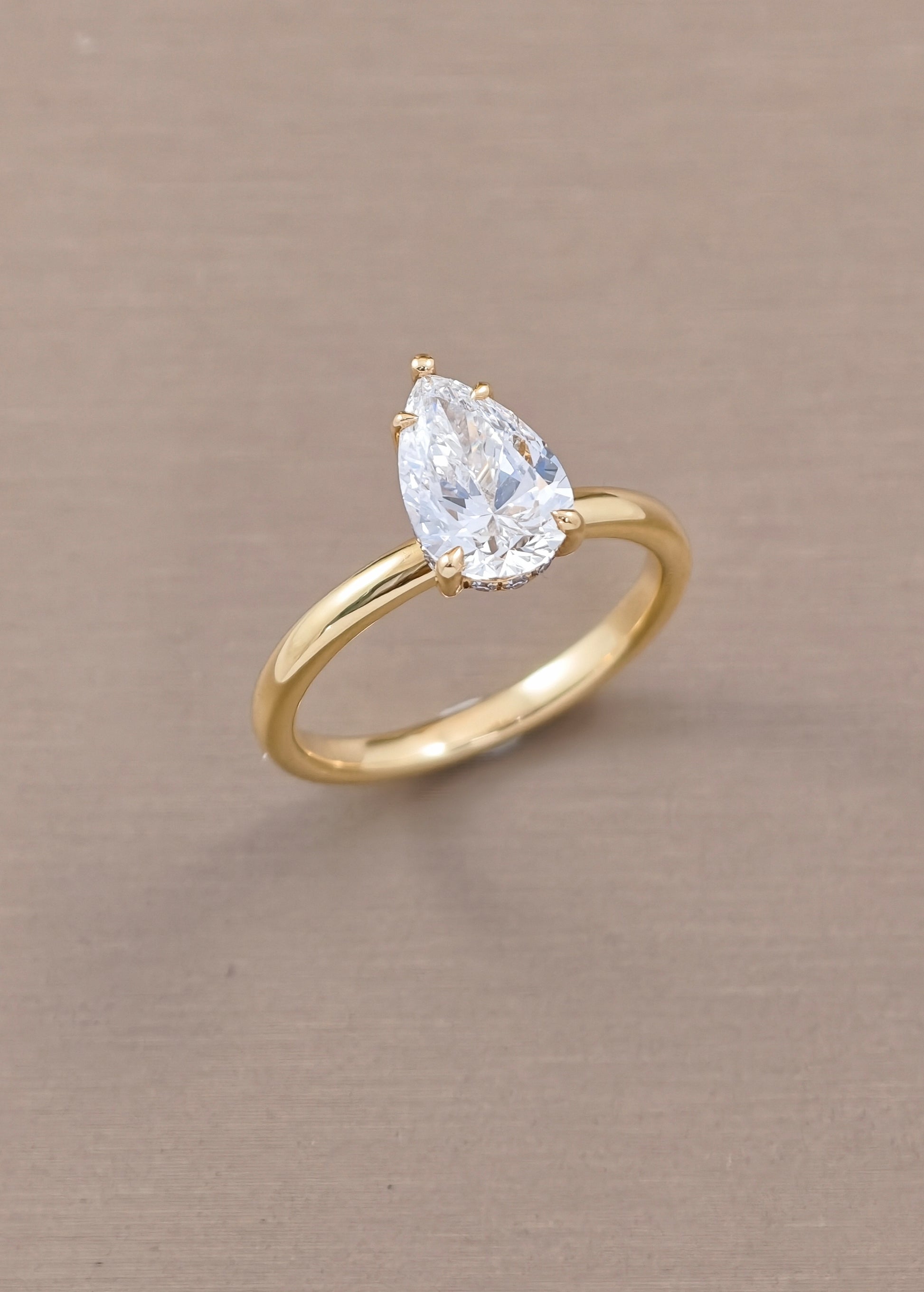 แหวนเพชร Pear Cut Lab Grown Diamond Yellow Gold มุมด้านข้าง