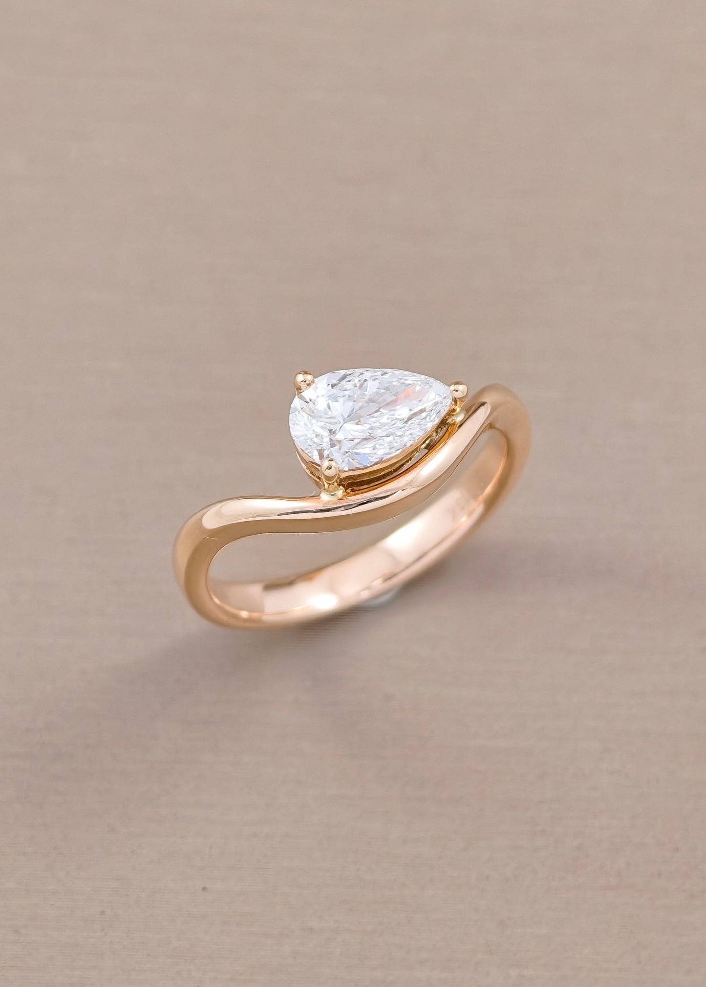 แหวนหมั้นเพชรแล็บทรงหยดน้ำ Pear Cut Pink Gold ดีไซน์ Crossover