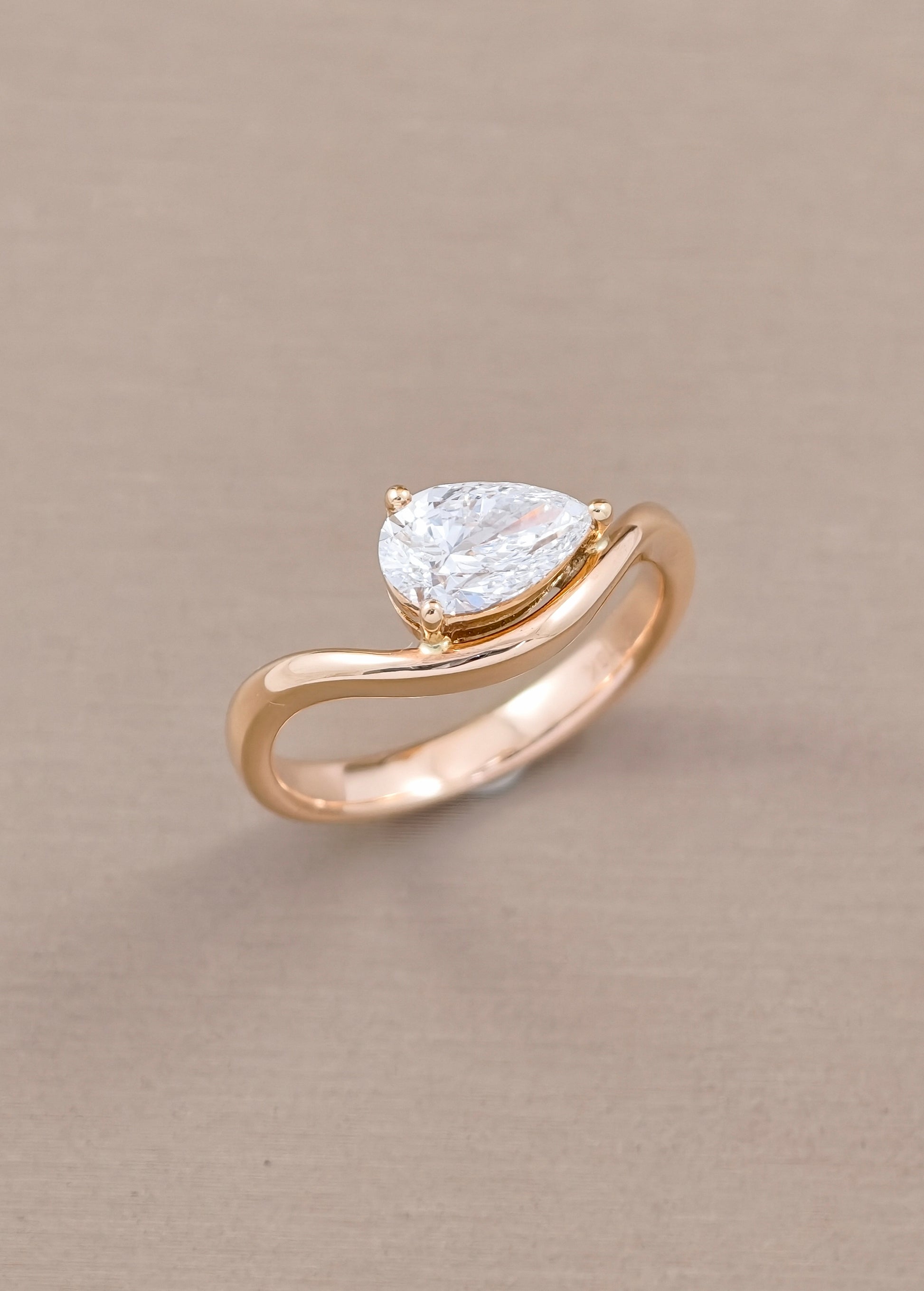 แหวนหมั้นเพชรแล็บทรงหยดน้ำ Pear Cut Pink Gold ดีไซน์ Crossover