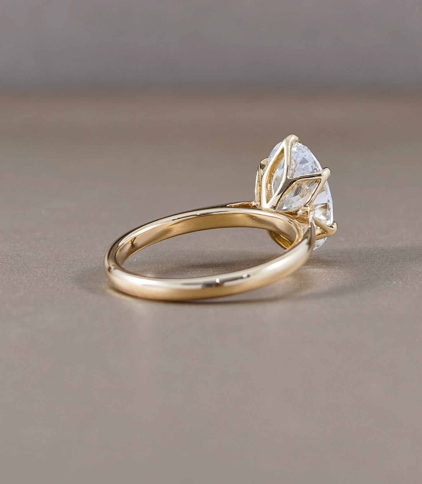 แหวนหมั้นเพชรแล็บ Tulip Basket Yellow Gold มุมด้านหลัง