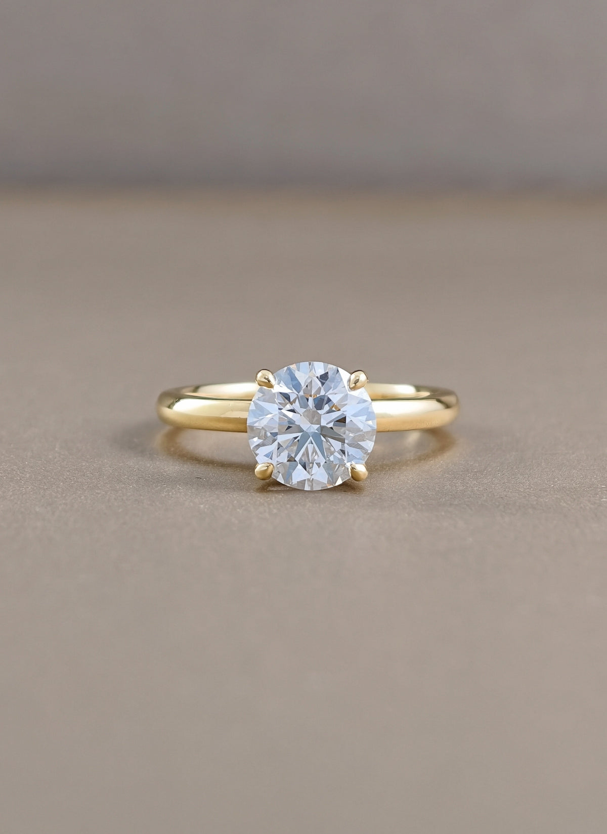 Round cut engagement Ring
