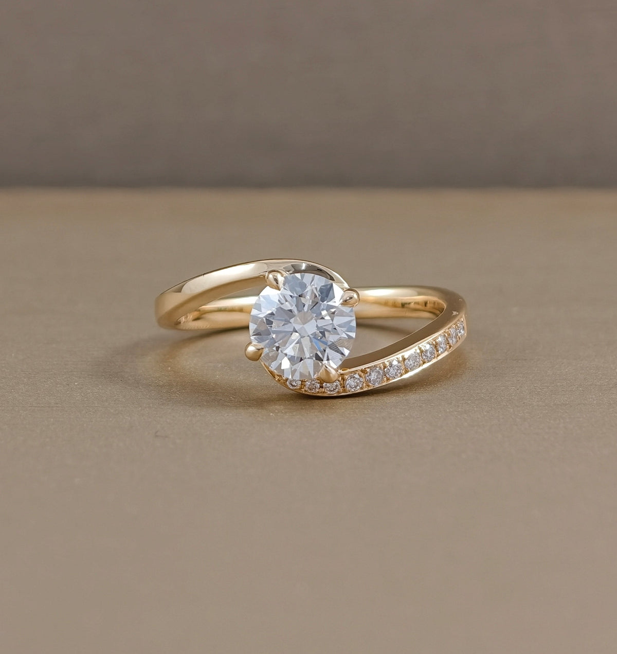 Sunset Wave round lab grown diamond engagement ring in yellow gold with twisted pavé band, Sphere Diamond Bangkok