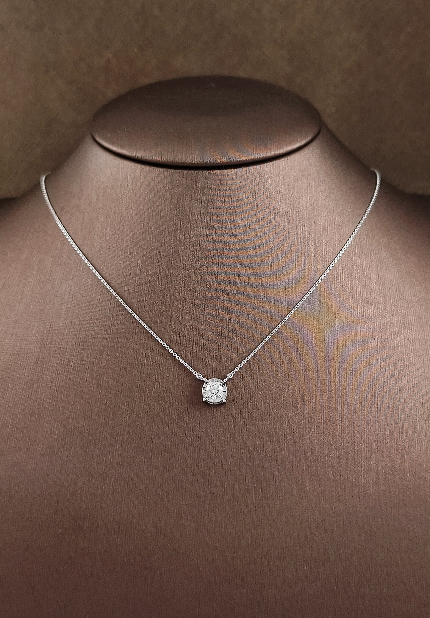 Round cut Diamond Pendant Necklace