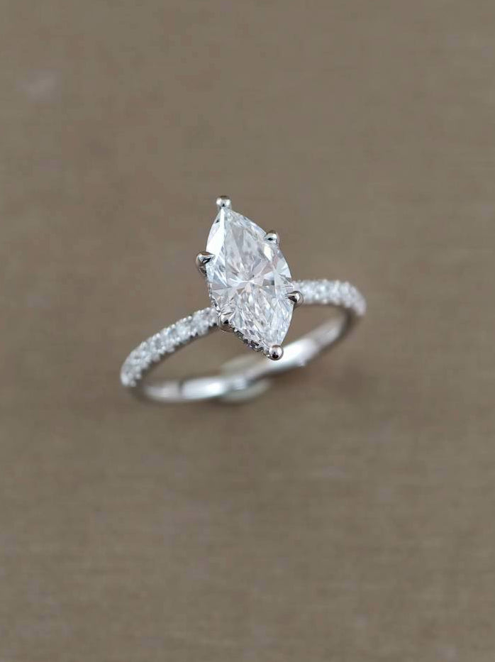 แหวนหมั้นเพชรแลปทรงมาคีย์ Celeste ก้านเพชร Pavé