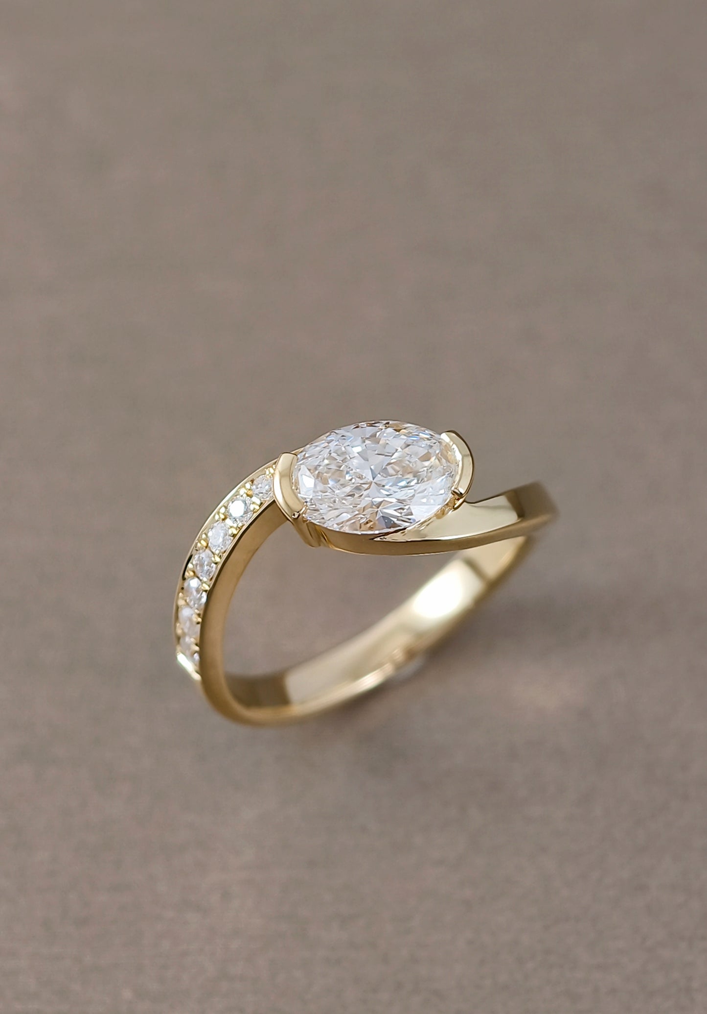แหวนหมั้นเพชรแลปทรง Oval ดีไซน์ Curve Half Pavé รุ่น Aurora พร้อมใบรับรอง IGI