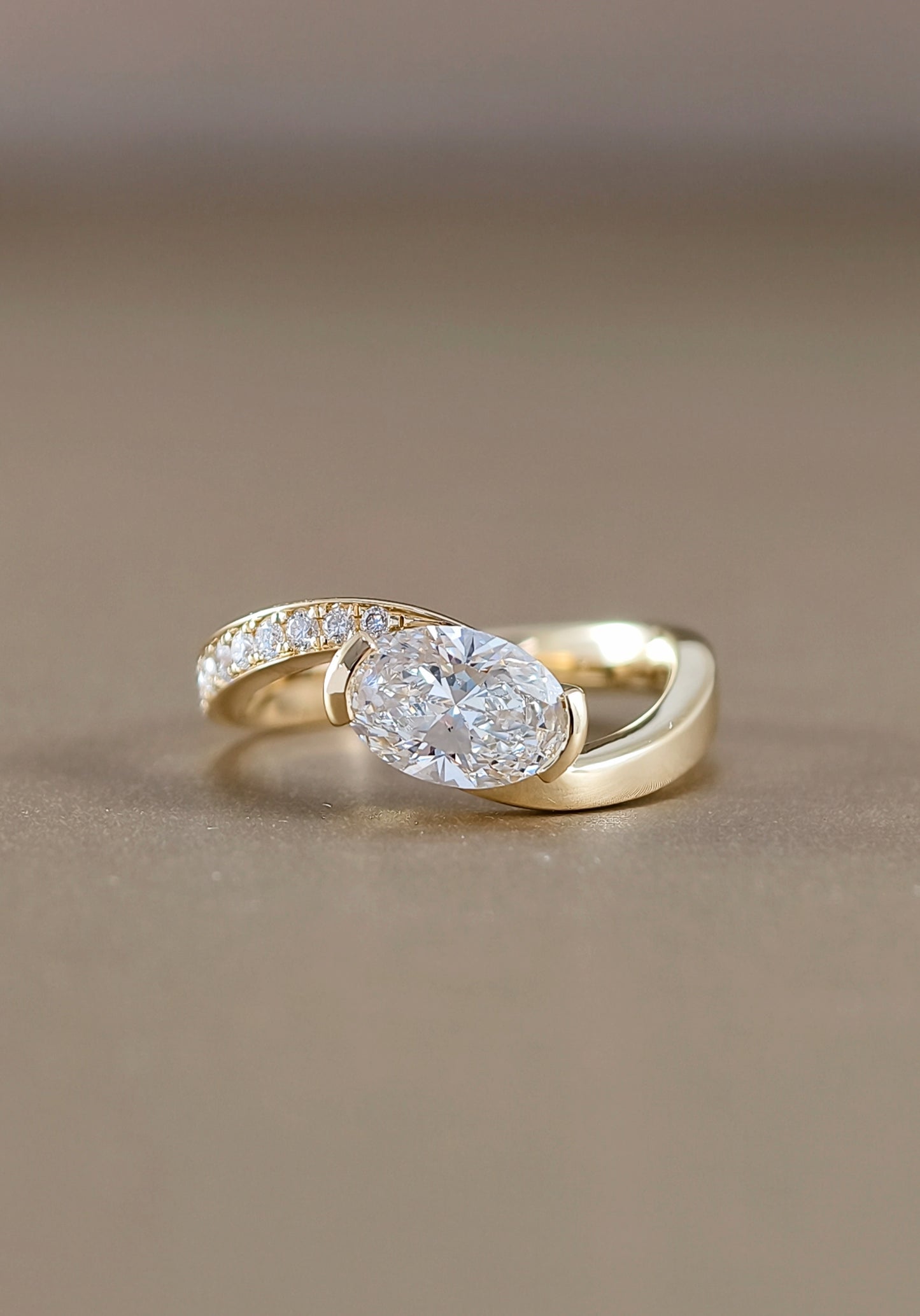 แหวนหมั้นเพชรแลปทรง Oval ดีไซน์ Curve Half Pavé รุ่น Aurora พร้อมใบรับรอง IGI