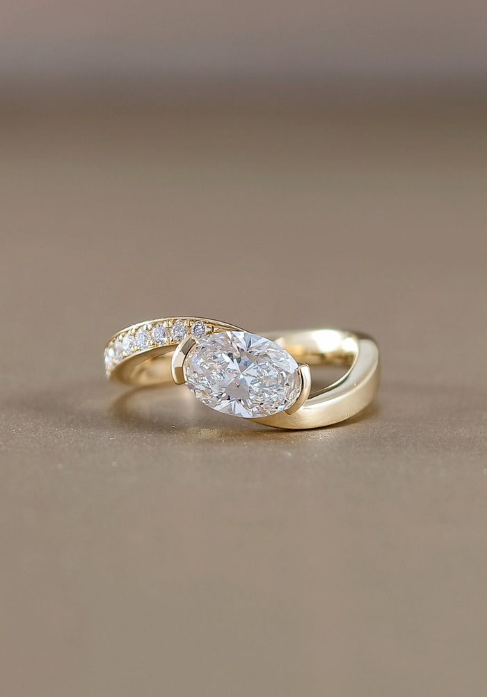 แหวนหมั้นเพชรแลปทรง Oval ดีไซน์ Curve Half Pavé รุ่น Aurora พร้อมใบรับรอง IGI