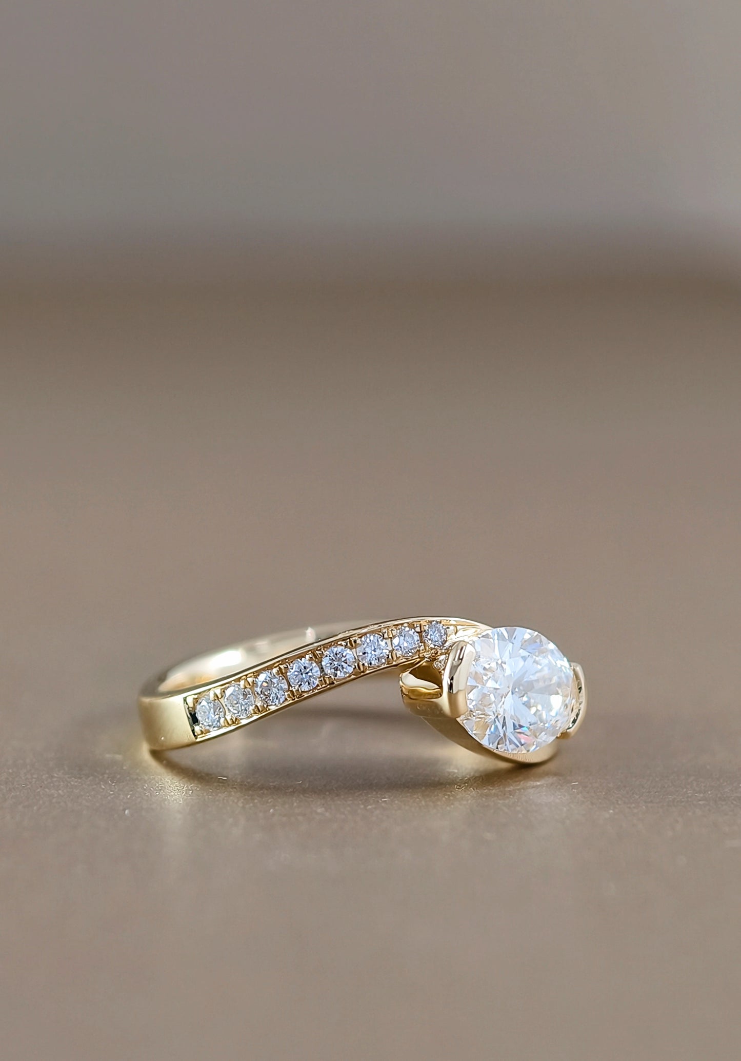 แหวนหมั้นเพชรแลปทรง Oval ดีไซน์ Curve Half Pavé รุ่น Aurora พร้อมใบรับรอง IGI