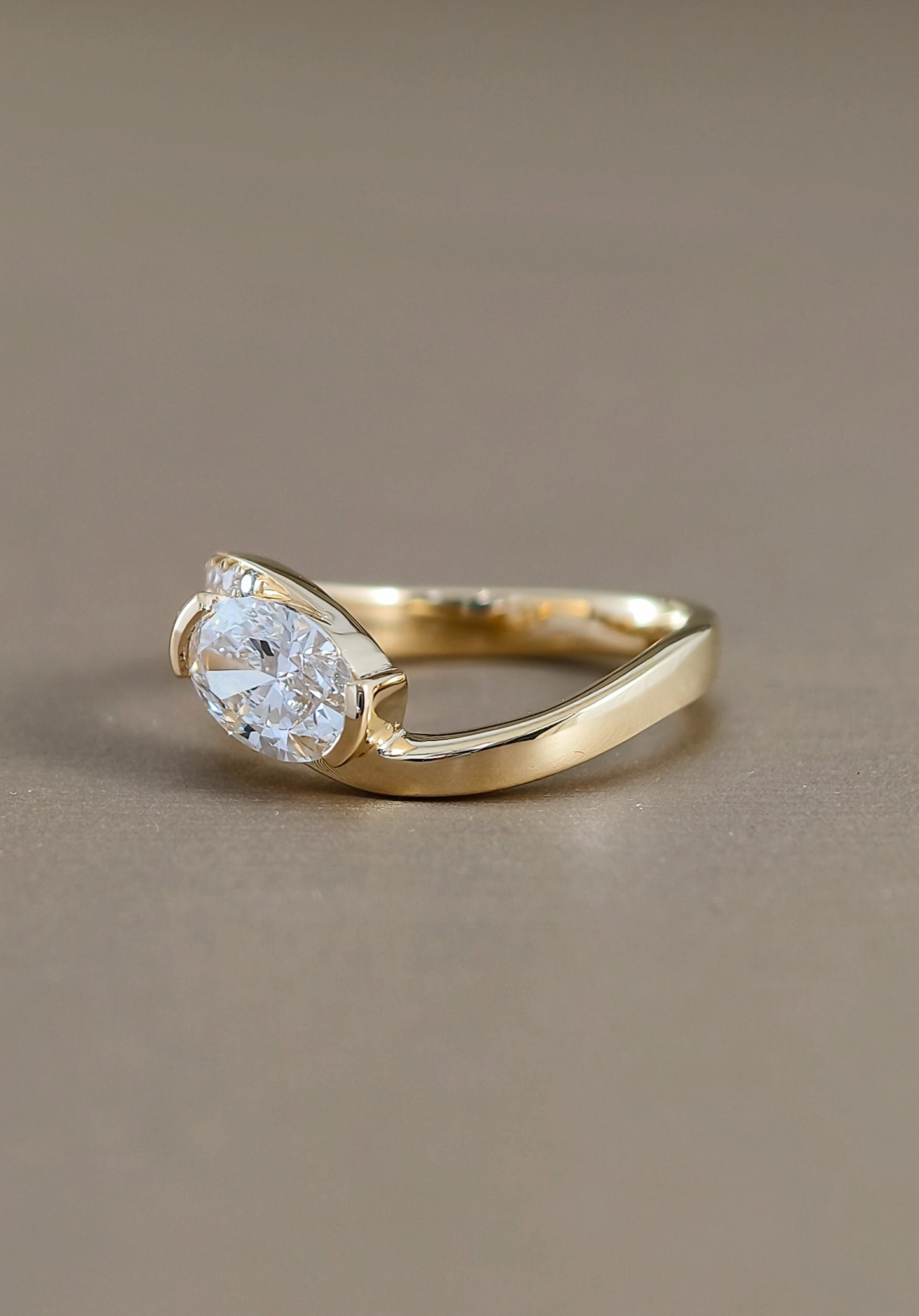 แหวนหมั้นเพชรแลปทรง Oval ดีไซน์ Curve Half Pavé รุ่น Aurora พร้อมใบรับรอง IGI