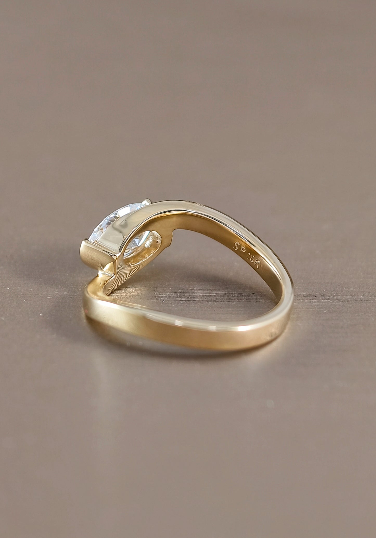 แหวนหมั้นเพชรแลปทรง Oval ดีไซน์ Curve Half Pavé รุ่น Aurora พร้อมใบรับรอง IGI