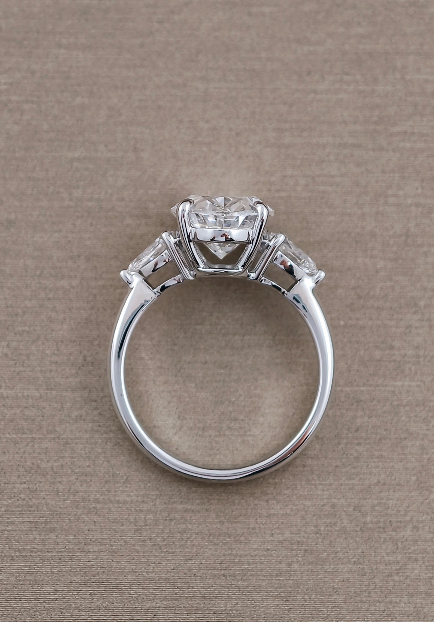 แหวนเพชรแลปทรงรี 3 เม็ด (Three Stone Oval) | Lab Grown Diamond พร้อมใบรับรอง IGI