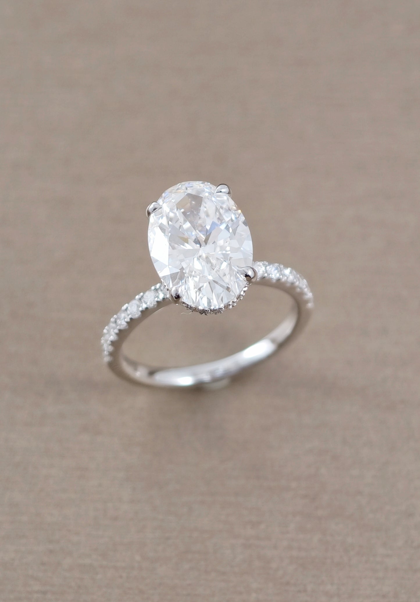 แหวนหมั้นเพชรแลปทรง Oval Signature Eiffel Love