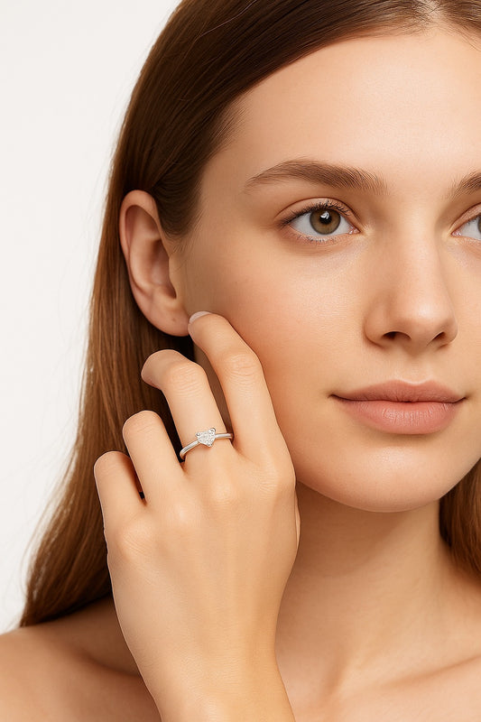 True Love – Minimal Heart Diamond Solitaire