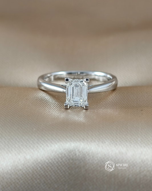 Linear Glow – Emerald Solitaire in Modern Setting