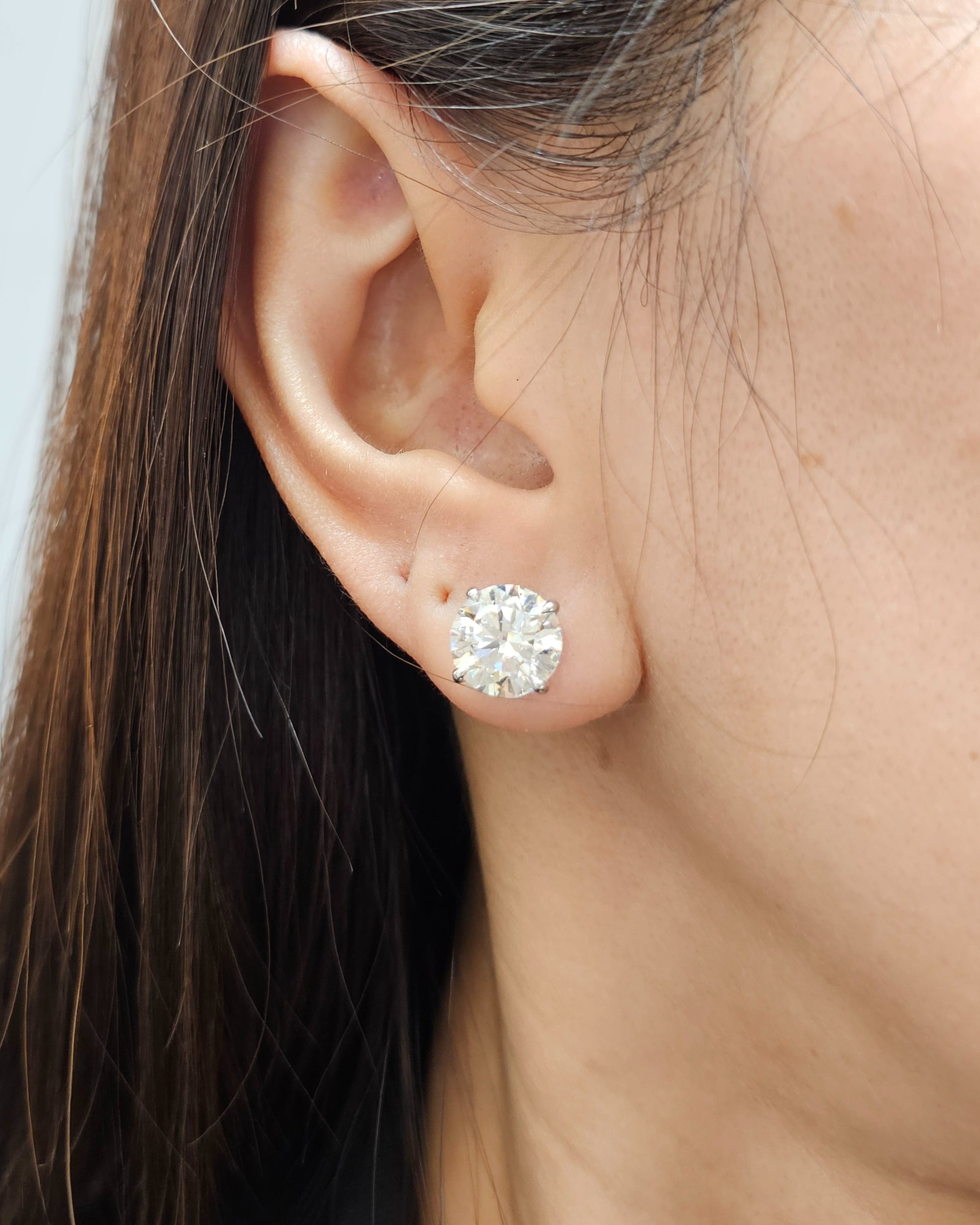 Round brilliant lab grown diamond stud earrings white gold by Sphere Diamond