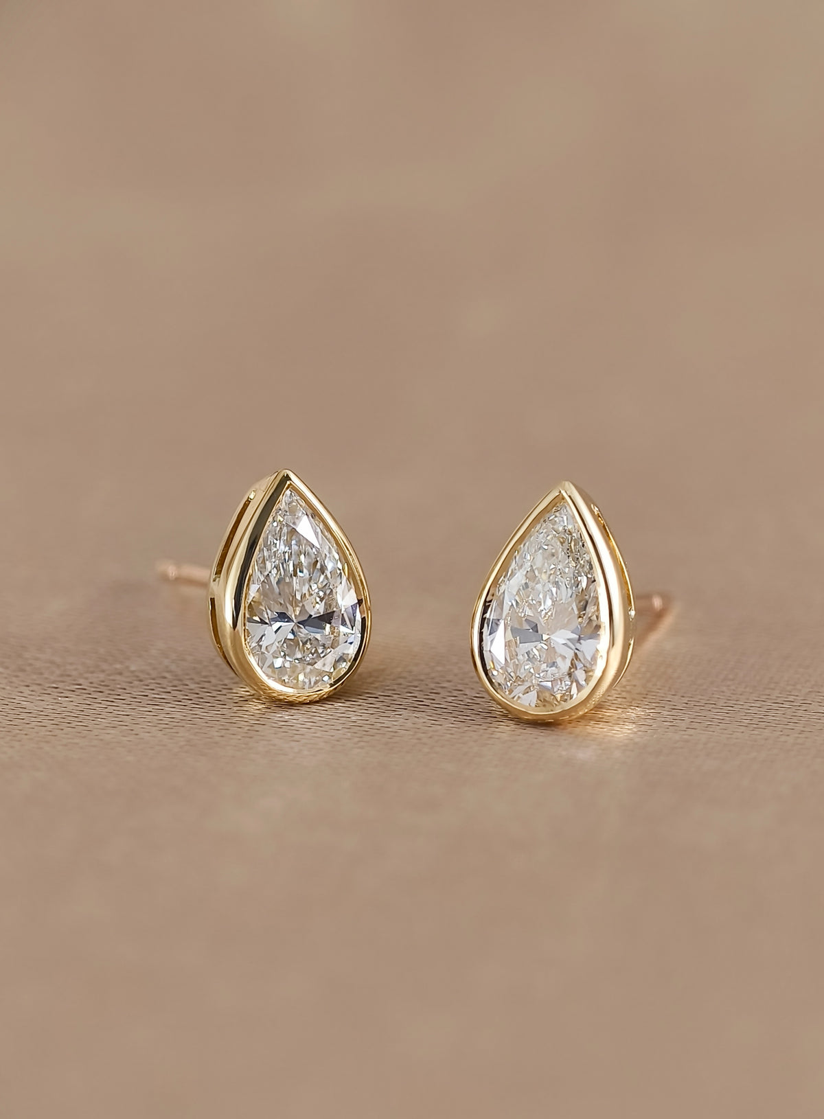 Lumière Pear Bezel Stud Earrings