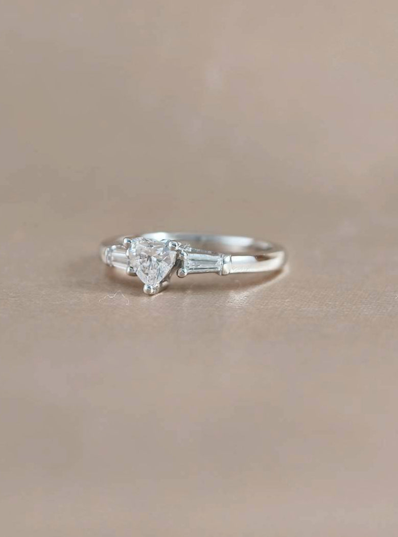 Étoile Amore Heart Shape Lab Grown Diamond Engagement Ring with Diamond Accent Band | Sphere Diamond Bangkok Thailand