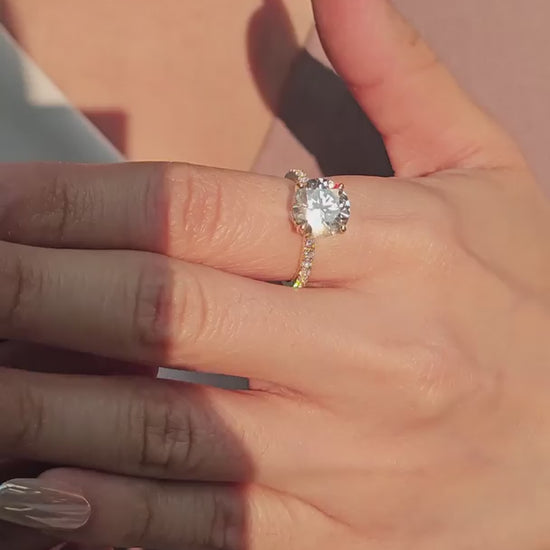 Ring Round cut diamond  lab grown under daylight
