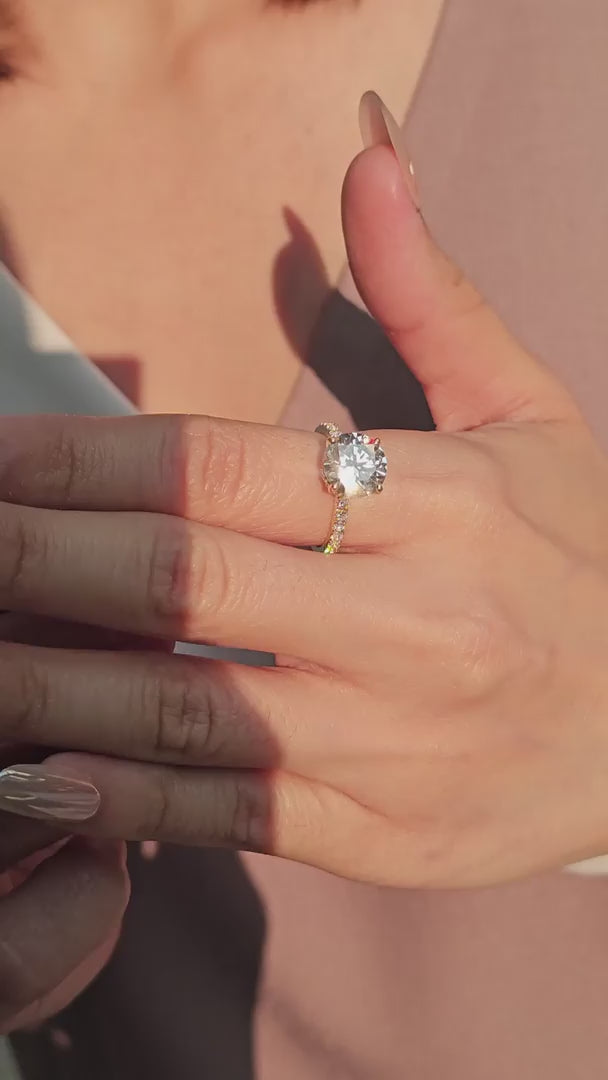 Ring Round cut diamond  lab grown under daylight