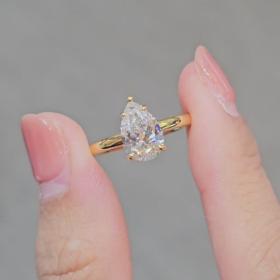 VDO แหวนเพชร Pear Cut Lab Grown Diamond Yellow Gold มุมด้านข้าง