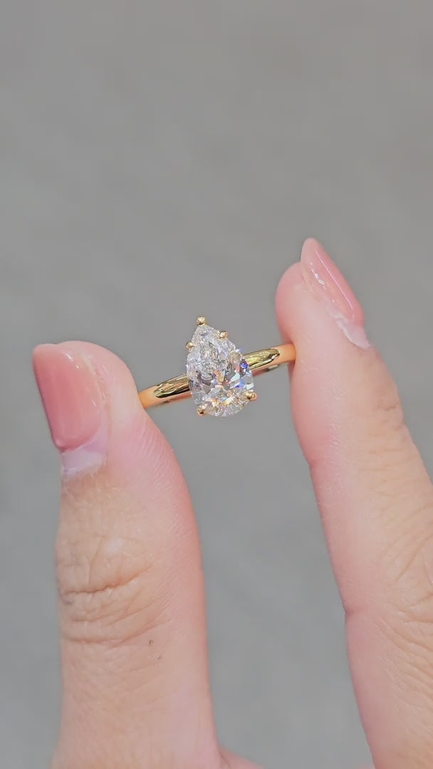 VDO แหวนเพชร Pear Cut Lab Grown Diamond Yellow Gold มุมด้านข้าง