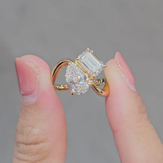   VDO Pear and Emerald Cut Toi et Moi Ring 