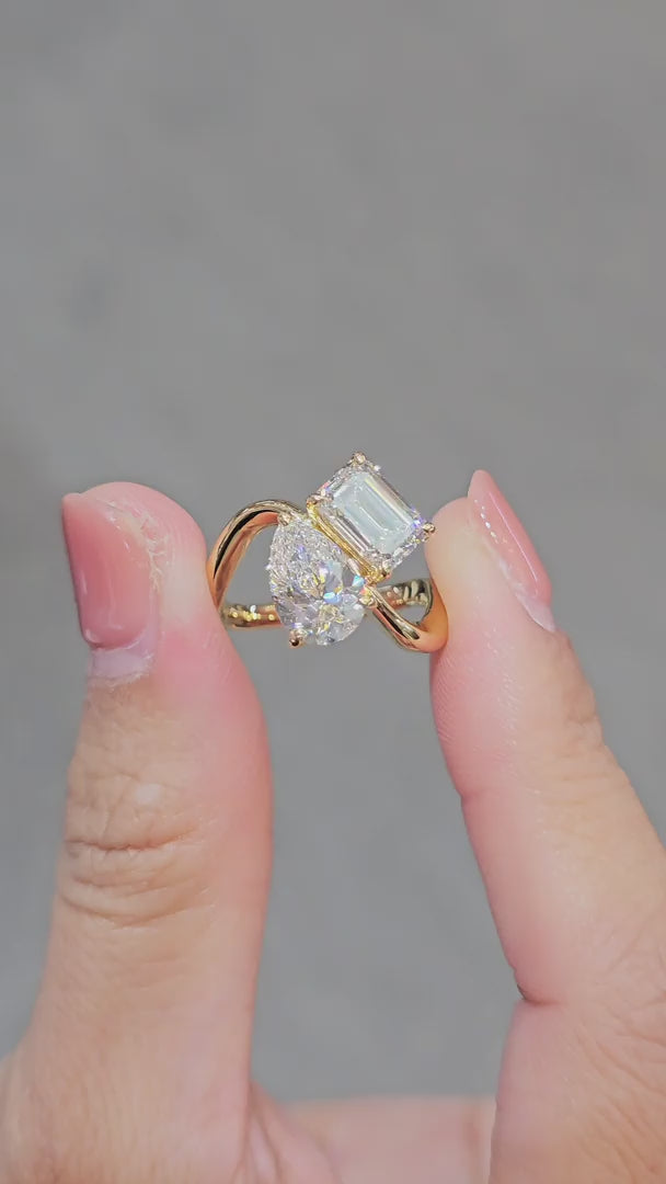   VDO Pear and Emerald Cut Toi et Moi Ring 