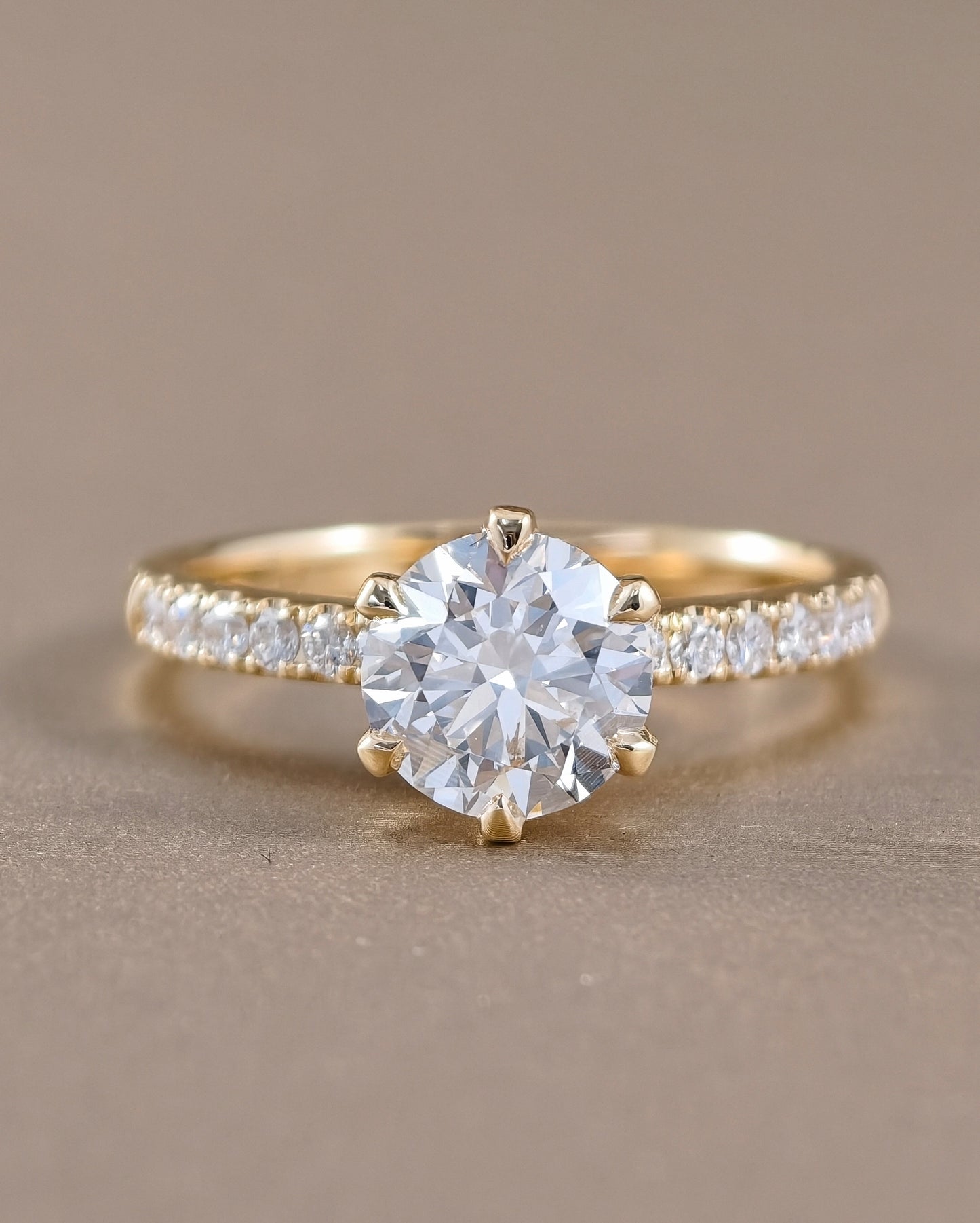 แหวนหมั้นเพชรแลปทรงกลม ก้านเพชร Pavé รุ่น Aria | IGI Certified